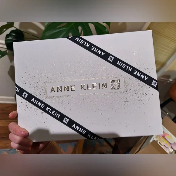 Anne Klein winter hat and gloves NEW in box. - Picture 3 of 3